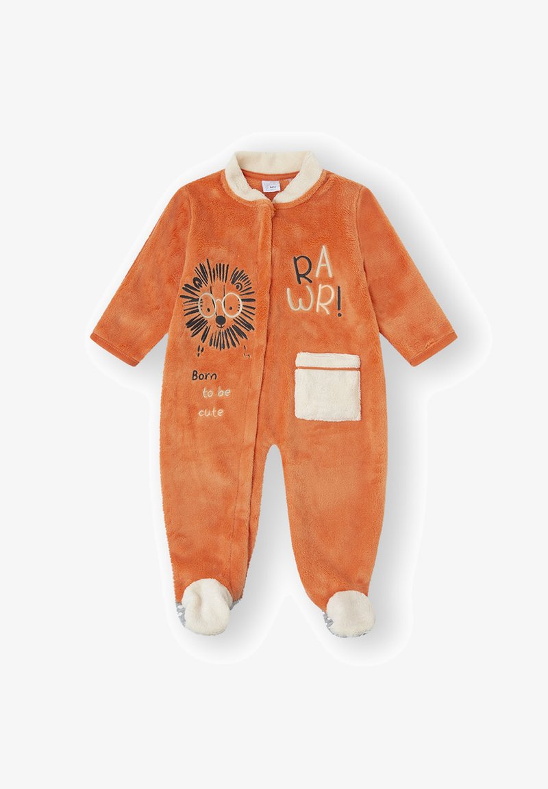 Pijama de forro polar suave color naranja con un gráfico de león, detalles en blanco y texto que dice "¡RAWR!" y "Nacido para ser adorable". Cuenta con un bolsillo delantero.