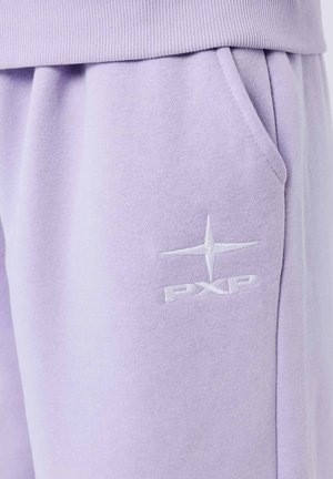 Pantalones de chándal de lavanda claro, confeccionados en una suave mezcla de algodón, con cintura acanalada y bolsillos laterales; presenta un logo bordado en blanco "PXP".