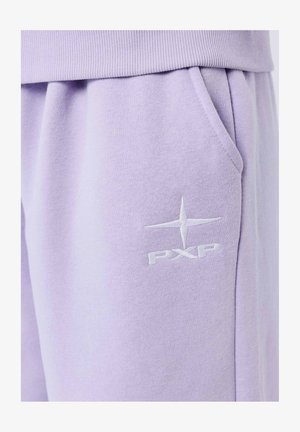 Pantalones de chándal de lavanda claro, confeccionados en una suave mezcla de algodón, con cintura acanalada y bolsillos laterales; presenta un logo bordado en blanco "PXP".