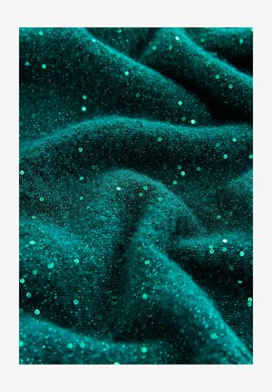 Zöldes-kék szövet puha tapintással, amelyen apró, fényes flitterek hevernek, csillogó hatást kiváltva a hajtott felületen.
