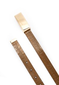 Brązowy skórzany pasek o fakturze krokodylej z prostokątną, błyszczącą złotą klamrą, na której wygrawerowane jest logo "Michael Kors".