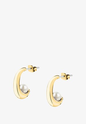 Orecchini a cerchio in oro con una perla sferica incastonata all'interno della curva. Finitura liscia con aspetto lucido. Chiusura a perno.