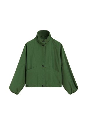 Zielona krótka kurtka z wysokim kołnierzem, długimi bufkami na rękawach, zapięciem na guziki z przodu oraz dwoma bocznymi kieszeniami.
