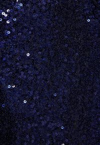 Marineblauwe stof bedekt met dicht op elkaar geplaatste pailletten die licht reflecteren, met een gladde textuur en een glinsterend uiterlijk.