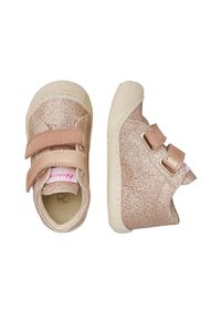 Sneakers glitterati color oro rosa con doppie fascette in velcro. Parte superiore in tessuto morbido, suola in gomma, punta arrotondata e interno imbottito.