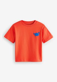 Oranssi puuvillainen T-paita lyhyillä hihoilla ja pyöreällä kaula-aukolla. Vasemmassa rinnassa on sininen rapu -kuvio. Yksinkertainen tekstuuri, rento malli.