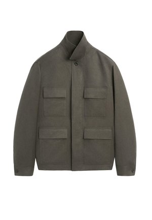 Dunkelolivgrüne Jacke mit hohem Kragen, Knopfverschluss und vier Klappentaschen vorne, lange Ärmel mit geknöpften Bündchen.