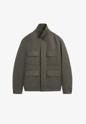 Dunkelolivgrüne Jacke mit hohem Kragen, Knopfverschluss und vier Klappentaschen vorne, lange Ärmel mit geknöpften Bündchen.