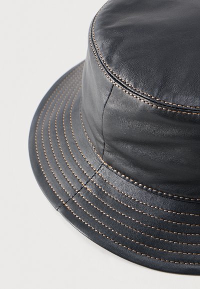 Cappello a secchiello in pelle nera con più file di cuciture marrone chiaro sulla tesa e sulla corona, mostrato su sfondo bianco.