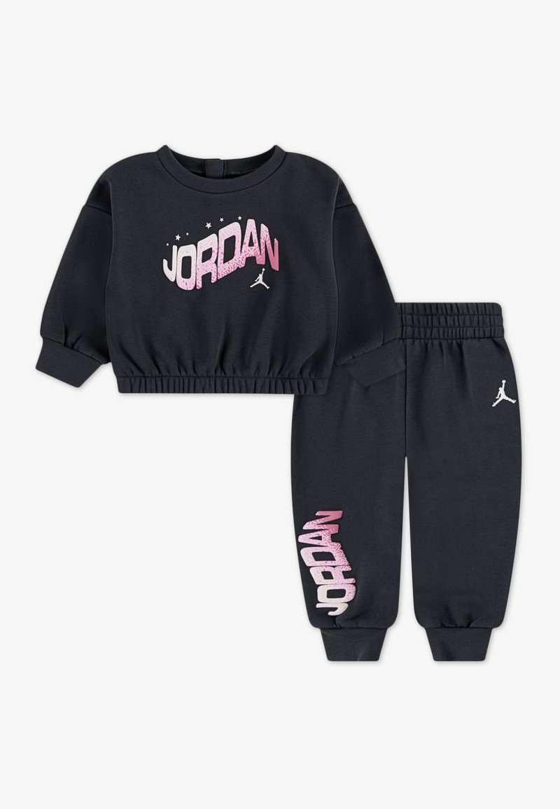 Sort bomulds cropped sweatshirt med pink "JORDAN" grafik, parret med matchende sorte joggerbukser med et pink logo ned ad benet.