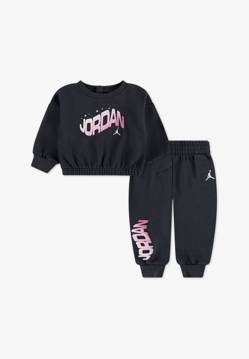 Črn bombažni skrajšan pulover z roza grafiko "JORDAN", v kombinaciji z ujemajočimi črnimi jogger hlačami s roza logotipom po nogi.