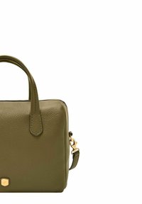 Sac à main en cuir vert avec texture granuleuse, fermeture à glissière, deux courtes poignées et une bandoulière amovible. Des accents en or viennent embellir le design.