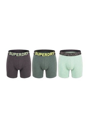 Trois paires de boxers pour hommes en gris foncé, vert et menthe claire avec des ceintures noires affichant "SUPERDRY" en grandes lettres.
