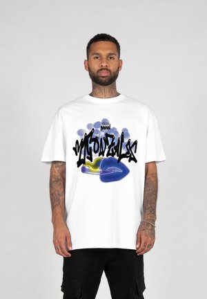 Hvid bomuld t-shirt med et dristigt blåt og gult grafisk design med stiliseret tekst og læber. Løs pasform med korte ærmer.