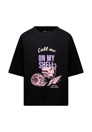 Zwart oversized katoenen T-shirt met grafische afbeelding van schelpen en tekst "Call me ON MY SHELL" in paars en wit. Korte mouwen.