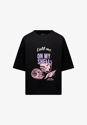 Zwart oversized katoenen T-shirt met grafische afbeelding van schelpen en tekst "Call me ON MY SHELL" in paars en wit. Korte mouwen.