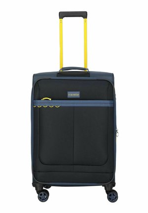 Valise souple noire à quatre roues, garniture bleue, poignée télescopique jaune, poche avant et logo "travelite" sur le panneau avant.