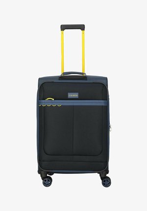 Zwarte zachte koffer met vier wieltjes, blauwe rand, gele telescopische handgreep, voorvak en "travelite" logo op het voorpaneel.