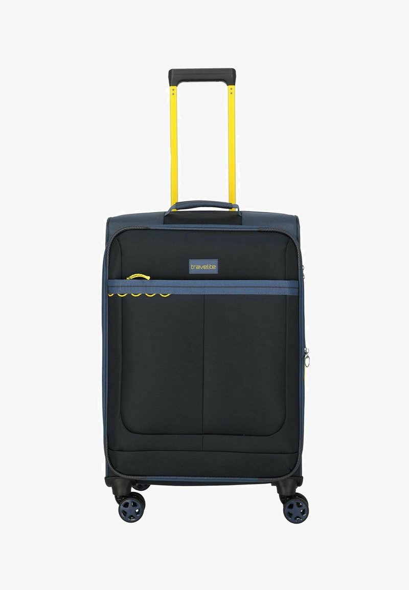 Valise souple noire à quatre roues, garniture bleue, poignée télescopique jaune, poche avant et logo "travelite" sur le panneau avant.