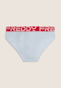 Slip in cotone azzurro chiaro con una cintura elastica rossa larga che presenta la parola "FREDDY" in un design audace. Tessuto semplice senza motivi aggiuntivi.