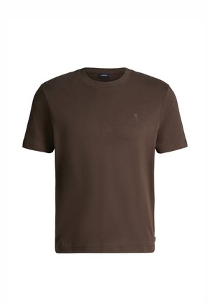 T-shirt marron à manches courtes avec col rond, portant un petit logo brodé sur le côté gauche de la poitrine, présenté sur un fond blanc.