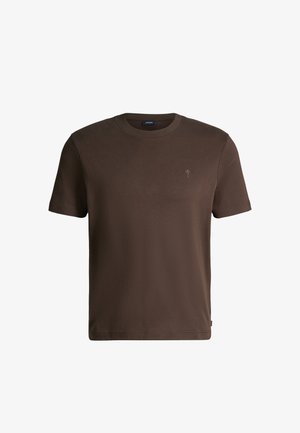 Brązowy t-shirt z krótkim rękawem i okrągłym dekoltem, z małym haftowanym logo na lewej piersi, prezentowany na białym tle.