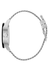 Montre en acier inoxydable argenté avec un bracelet à maillons, boîtier carré, lunette noire et un logo sur la couronne. Présente des bords définis et des accents polis.