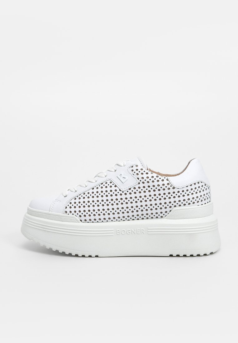 Weiße Plattform-Sneaker mit perforierten Details, strukturiertem Obermaterial, Schnürverschluss und Logo-Akzent an der Seite, ausgestattet mit einer dicken Gummisohle.