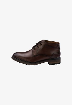 Brauner Lederknöchelstiefel mit drei Ösen zum Schnüren, schwarzer Sohle mit Profil und gepolstertem Schaft für formelle oder legere Herrenbekleidung.