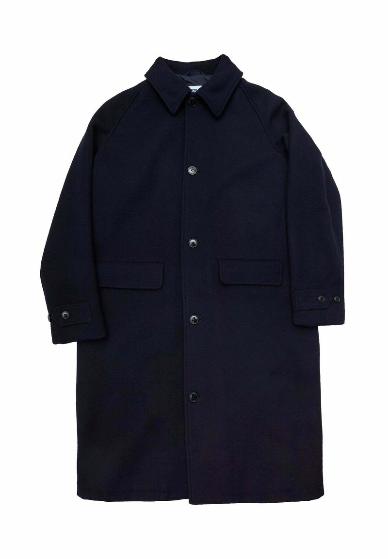 Cappotto blu navy in tessuto misto lana; presenta un colletto, sei bottoni, due tasche frontali e una vestibilità comoda con maniche raglan.