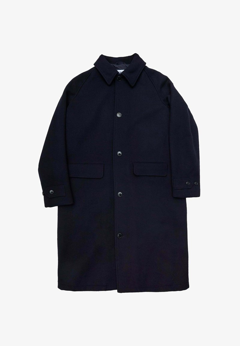 Cappotto blu navy in tessuto misto lana; presenta un colletto, sei bottoni, due tasche frontali e una vestibilità comoda con maniche raglan.