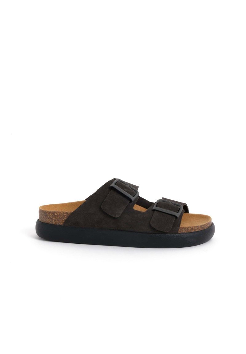 Sandali slide in suede nero con due cinturini regolabili, plantare in sughero e suola in gomma nera durevole.