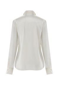 Blusa bianca a maniche lunghe con una texture satinata liscia, colletto classico e dettagli con bottoni sui polsini. Vista posteriore mostrata.