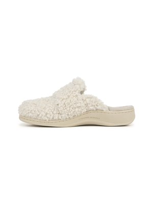 Chausson beige à enfiler avec dessus doux et bouclé texturé et semelle coussinée avec l'étiquette "podiatrist designed" pour le soutien du pied.