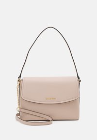 Sac à bandoulière en cuir beige clair avec fermeture à rabat, détail chaîne dorée, et sangle ajustable, marqué Michael Kors en petites lettres dorées.