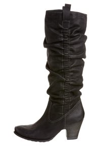 Czarne skórzane botki do kolan z marszczonym wzorem, zwężającym się noskiem i słupkowym obcasem. Posiada kontrastujące przeszycia oraz pętelkę u góry.