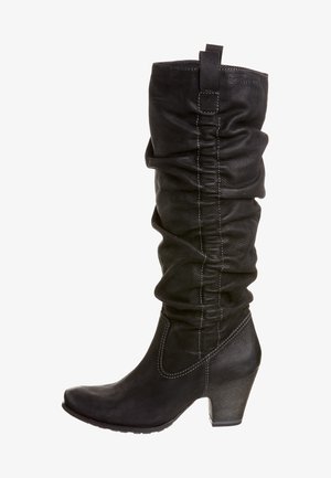 Bota de cuero negro hasta la rodilla con textura gather, punta afilada y tacón apilado. Presenta costuras en contraste y una pestaña en la parte superior.