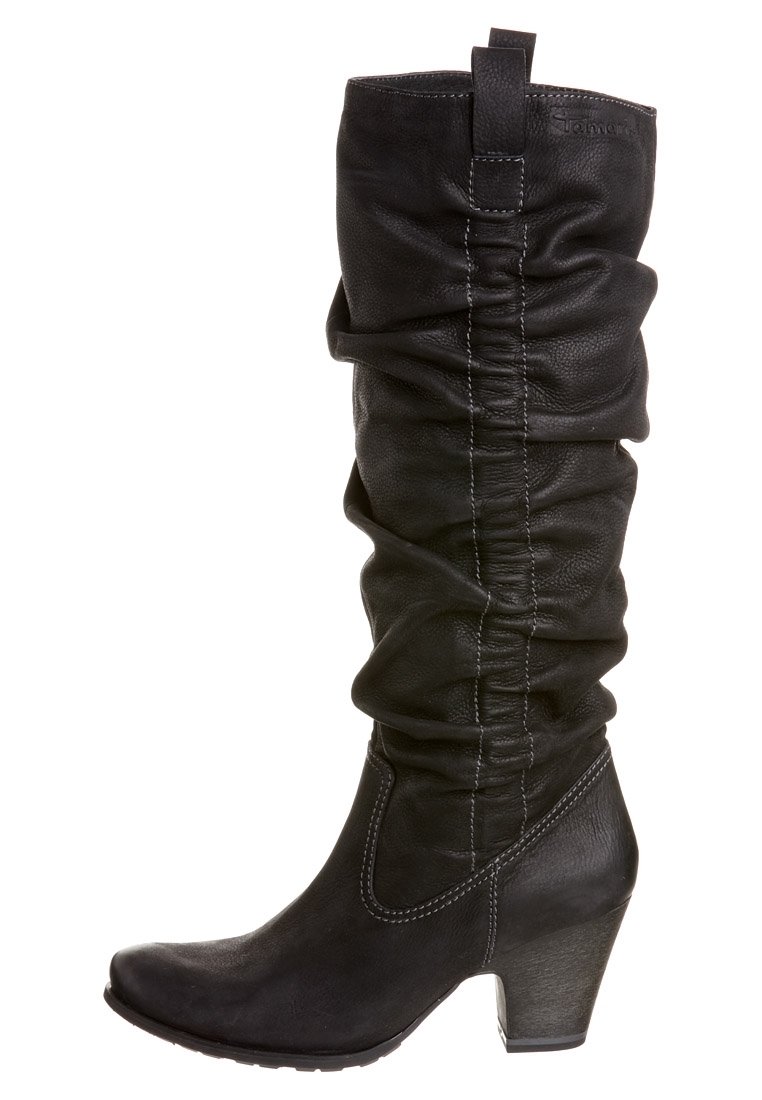 Czarne skórzane botki do kolan z marszczonym wzorem, zwężającym się noskiem i słupkowym obcasem. Posiada kontrastujące przeszycia oraz pętelkę u góry.
