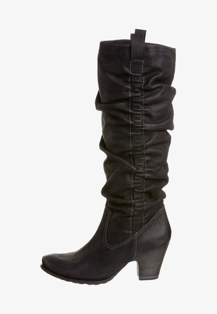 Czarne skórzane botki do kolan z marszczonym wzorem, zwężającym się noskiem i słupkowym obcasem. Posiada kontrastujące przeszycia oraz pętelkę u góry.