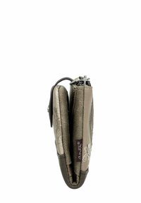 Billetera compacta en cuero texturizado gris y topo, con dobles cremalleras y acentos florales en relieve en el panel frontal.