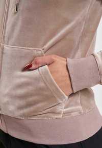 Juicy Couture ROBERTSON CLASSIC - Mikina so zipsom - fungi