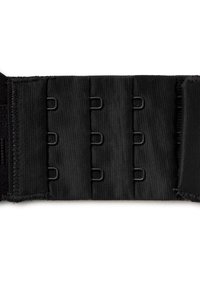 Detailní záběr na černý látkový prodlužovač podprsenky se třemi řadami kovových háčků a očí na bílém pozadí.