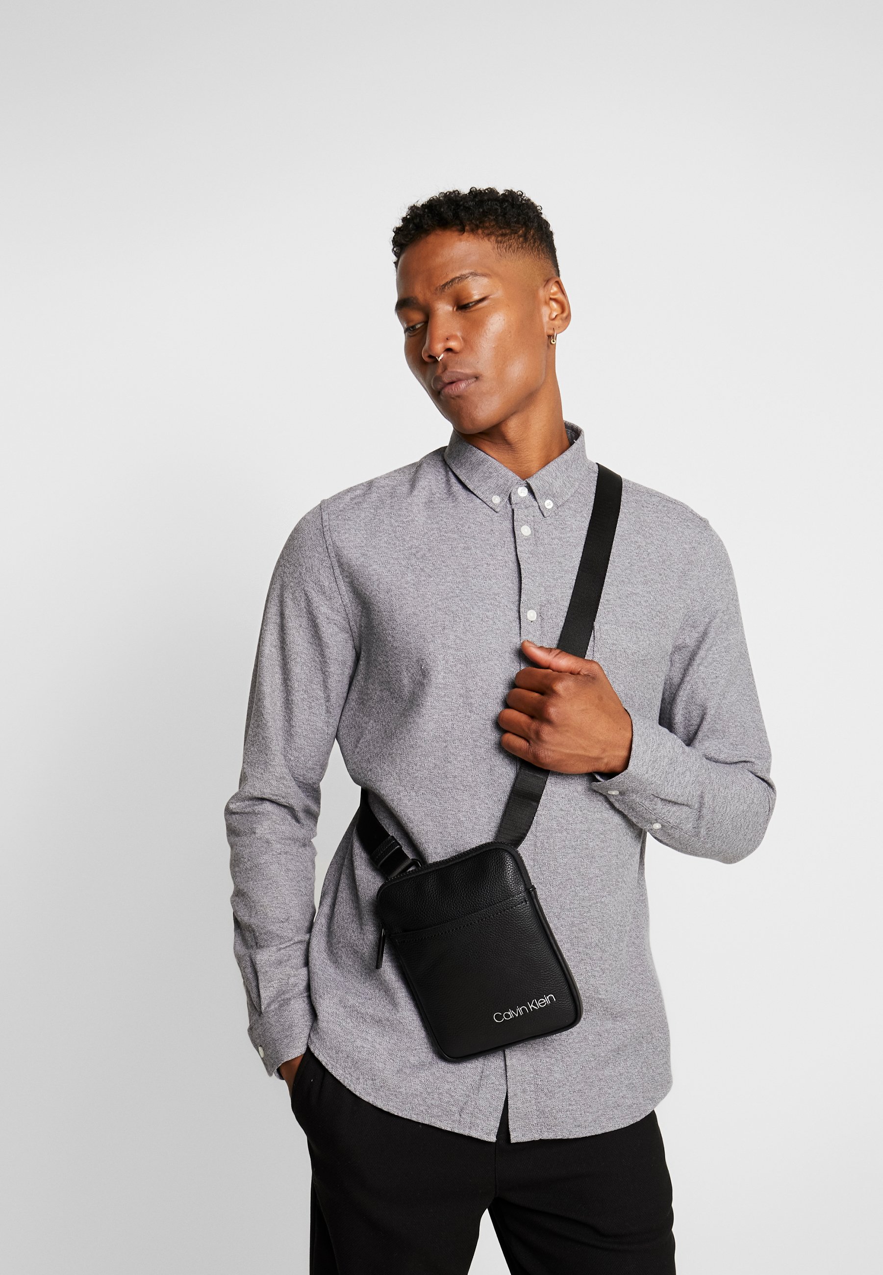 Calvin Klein DIRECT MINI FLAT CROSSOVER - Bandolera - black/negro -  Zalando.es