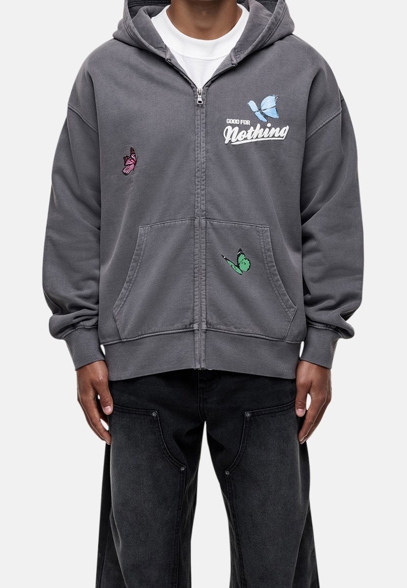 Sudadera gris con cremallera y bolsillo tipo canguro, con diseños de mariposas multicolores y el texto "GOOD FOR Nothing" en blanco.