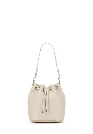 Sac en cuir beige clair de forme seau avec une finition texturée, une fermeture à cordon coulissant et une sangle réglable ornée d'accents décoratifs.