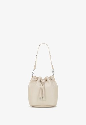 Sac en cuir beige clair de forme seau avec une finition texturée, une fermeture à cordon coulissant et une sangle réglable ornée d'accents décoratifs.