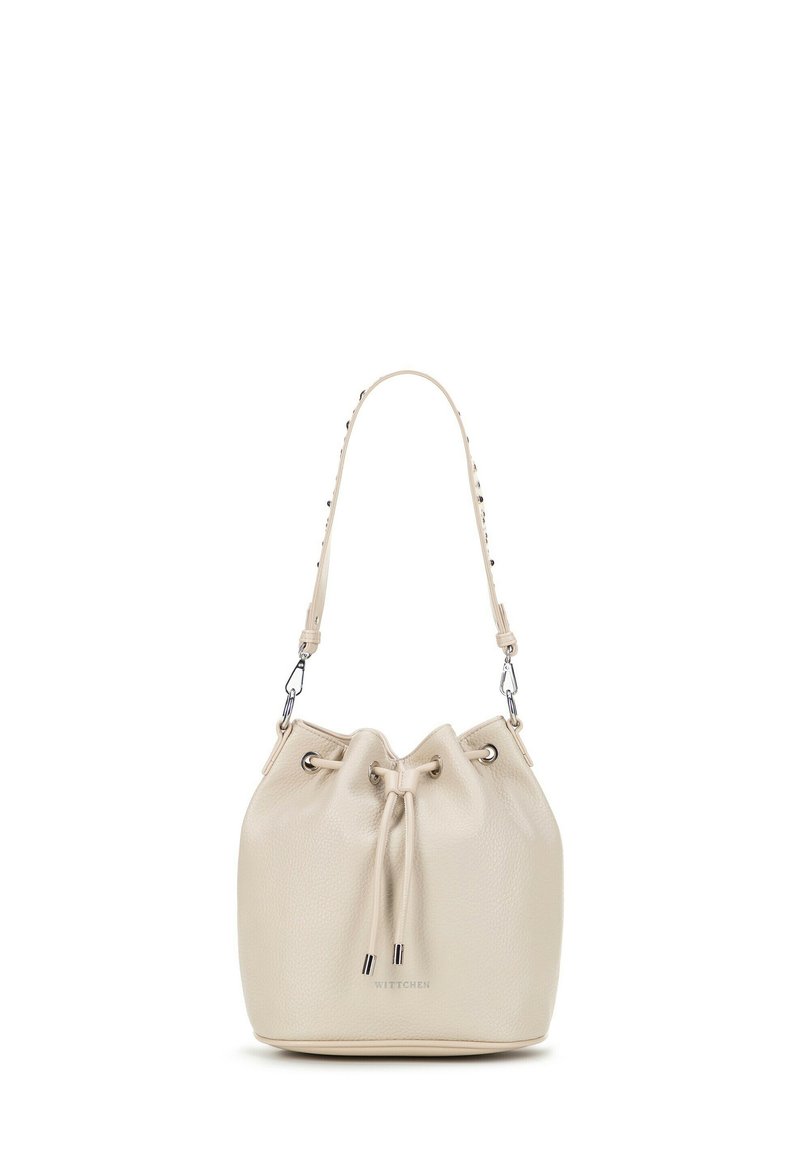 Sac en cuir beige clair de forme seau avec une finition texturée, une fermeture à cordon coulissant et une sangle réglable ornée d'accents décoratifs.