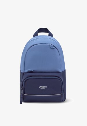 Pequeña mochila bicolor azul con bolsillo frontal con cremallera, asa superior y logo "Larkson Hamburg" en el bolsillo delantero.