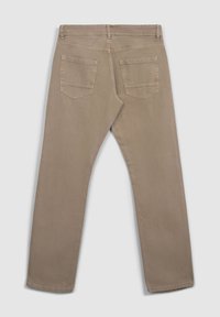 Pantaloni dritti, color tabacco, realizzati in cotone. Presentano due tasche posteriori e cuciture semplici. Texture liscia con una finitura pulita.