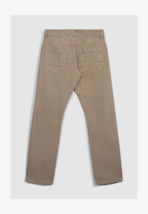 Pantaloni dritti, color tabacco, realizzati in cotone. Presentano due tasche posteriori e cuciture semplici. Texture liscia con una finitura pulita.